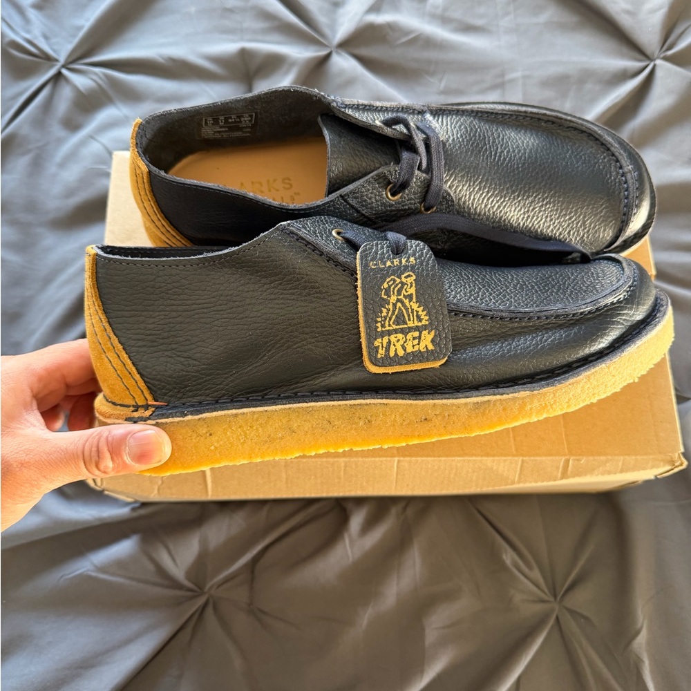 Clarks Black Leather Lace-Up Wallabee with Tan Heel Panel - Picture 2 of 8